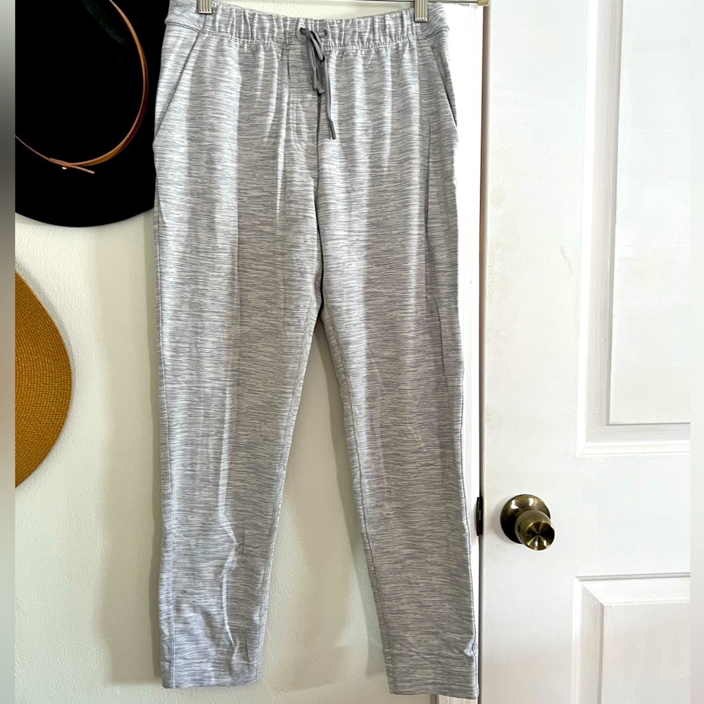 Lululemon we are from space size 6 joggers